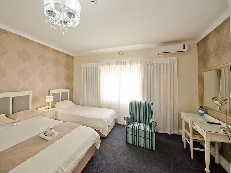 The Russel Hotel Κνύσνα Εξωτερικό φωτογραφία