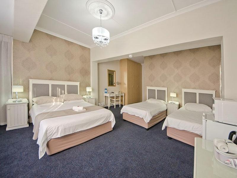 The Russel Hotel Κνύσνα Εξωτερικό φωτογραφία