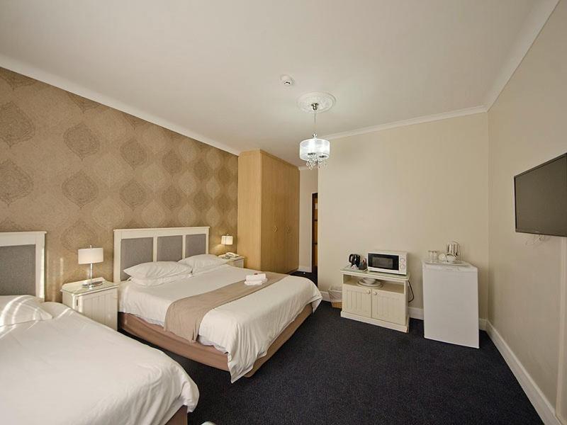 The Russel Hotel Κνύσνα Εξωτερικό φωτογραφία