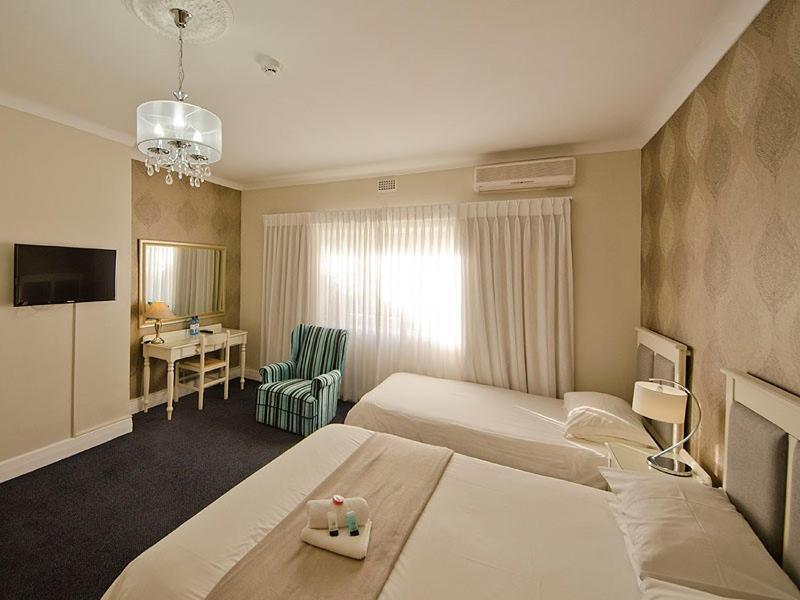 The Russel Hotel Κνύσνα Εξωτερικό φωτογραφία