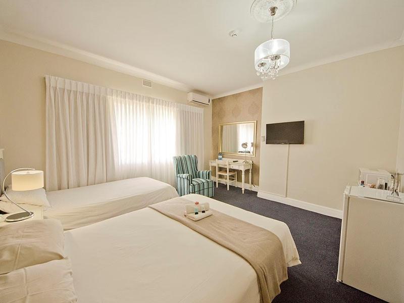 The Russel Hotel Κνύσνα Εξωτερικό φωτογραφία