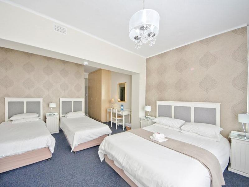 The Russel Hotel Κνύσνα Εξωτερικό φωτογραφία