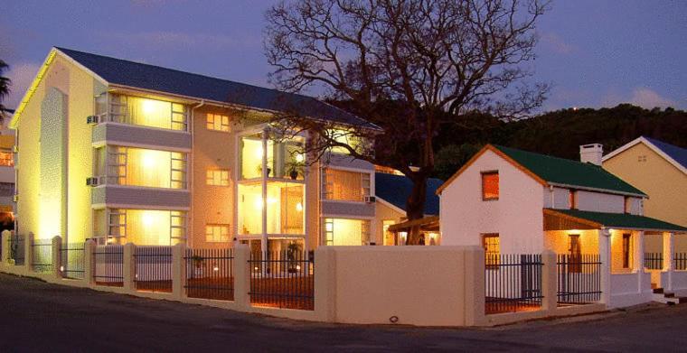 The Russel Hotel Κνύσνα Εξωτερικό φωτογραφία